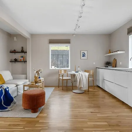 Cozy 2-bedroom Near Centre דירה ברגן