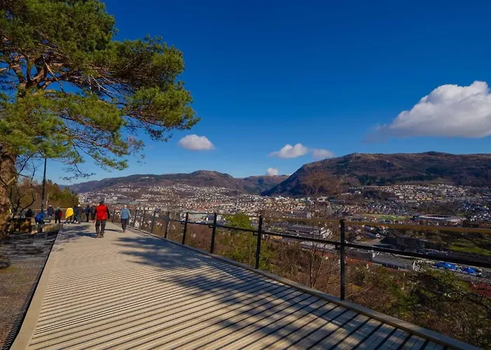 Cozy 2-bedroom Near Centre ברגן
